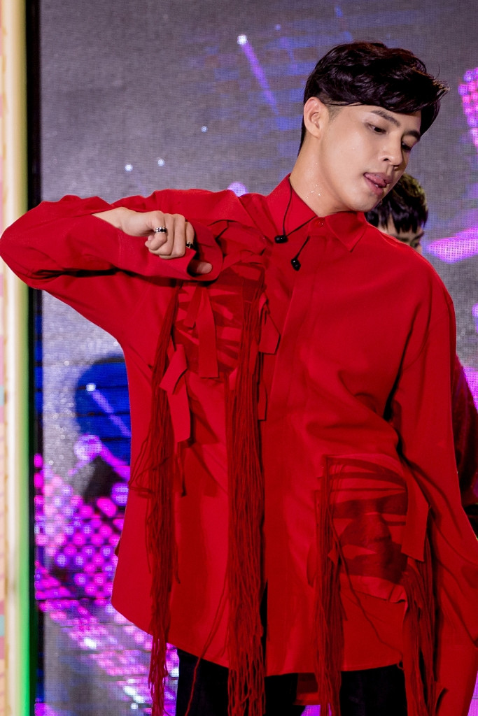 Fan thích thú khi Noo Phước Thịnh ngồi bệt xuống sân khấu, tự nhận tăng cân và trông mũm mĩm ảnh 2