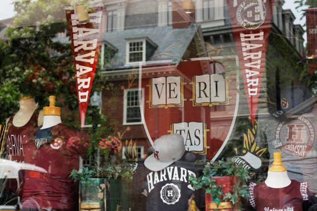 Trường Đại học Harvard đang vướng phải những cáo buộc về phân biệt đối xử với các sinh viên gốc Á. Ảnh: Reuters