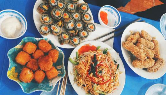 Rất nhiều các món ăn vặt trong khu ngõ nhỏ của trường THPT Kim Liên.