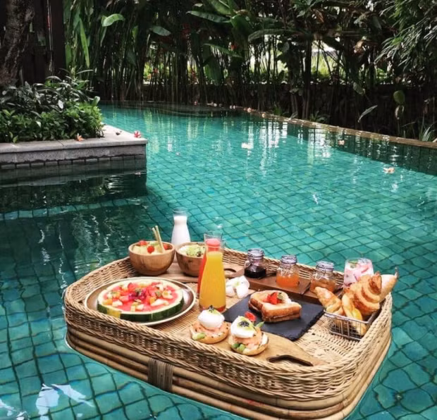 Một bữa ăn “trôi nổi” bên cạnh với phần set up thật bắt mắt.