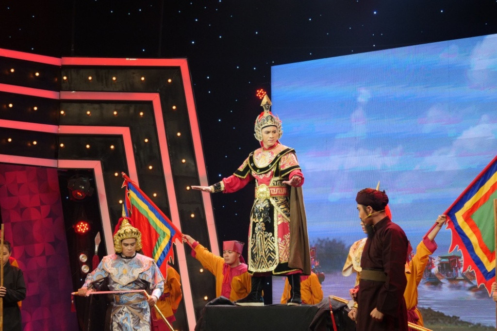 Liên tục mang đến những ca khúc say lòng nhưng trong đêm chung kết, nam diễn viên gây bất ngờ lớn khi dám thể hiện cải lương, đồng thời mang một “đội quân hùng hậu” lên sân khấu. Những màn giáp chiến hoành tráng khiến ban giám khảo và khán giả không khỏi ngỡ ngàng.