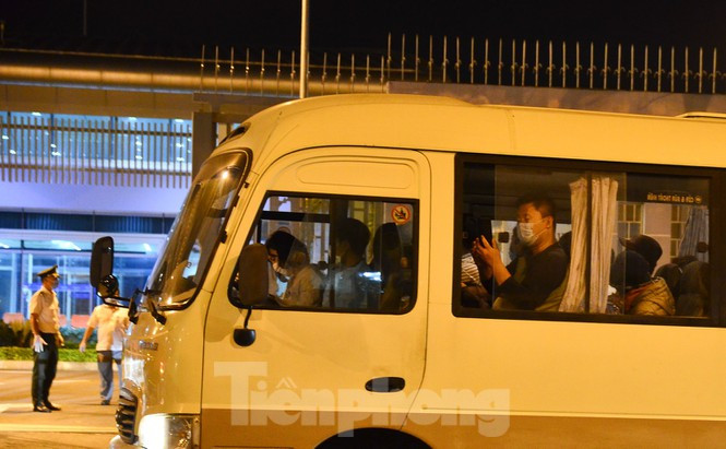 Các du khách và nhân viên y tế trên xe đều được đeo khẩu trang. Trước đó, nhóm du khách này đã được kiểm tra y tế và khử trùng toàn bộ hành lý.