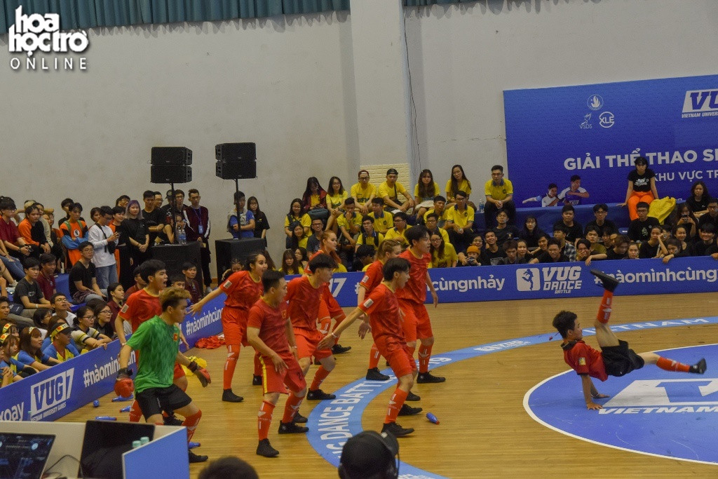 Tất nhiên không thể thiếu những khoảnh khắc vui nhộn điển hình như trường Đại học Văn Hiến với màn hóa thân thành các cầu thủ tuyển bóng đá Việt Nam ngay trên sàn đấu.