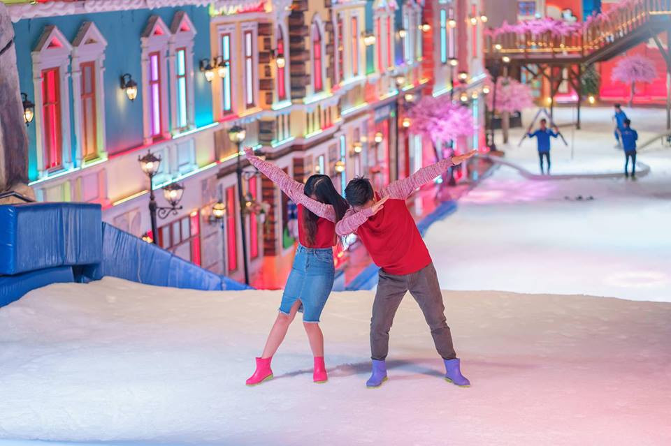 Khu phố ngập trong tuyết dày hệt như đang 