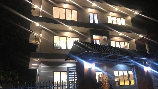 Đức Chinh xây nhà tặng mẹ và em gái, Tiến Linh để dòng trạng thái khẳng định "Gia đình là số một". Đức Chinh xây nhà tặng mẹ và em gái, Tiến Linh để dòng trạng thái khẳng định "Gia đình là số một".