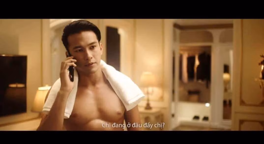 Một số giả thiết khán giả đưa ra nhận được sự đồng tình. Có thể kể tới như Philip - Quán quân The Face Men Thái Lan mùa đầu (chàng trai xuất hiện ở cuối MV) là chị em ruột thịt với Hương Giang. Với bản tính "mê trai" và hơn thua của Hân, anh chàng này sẽ cùng với Giang bày mưu tính kế để trả thù cho chị mình đó là "quyến rũ" Hân.