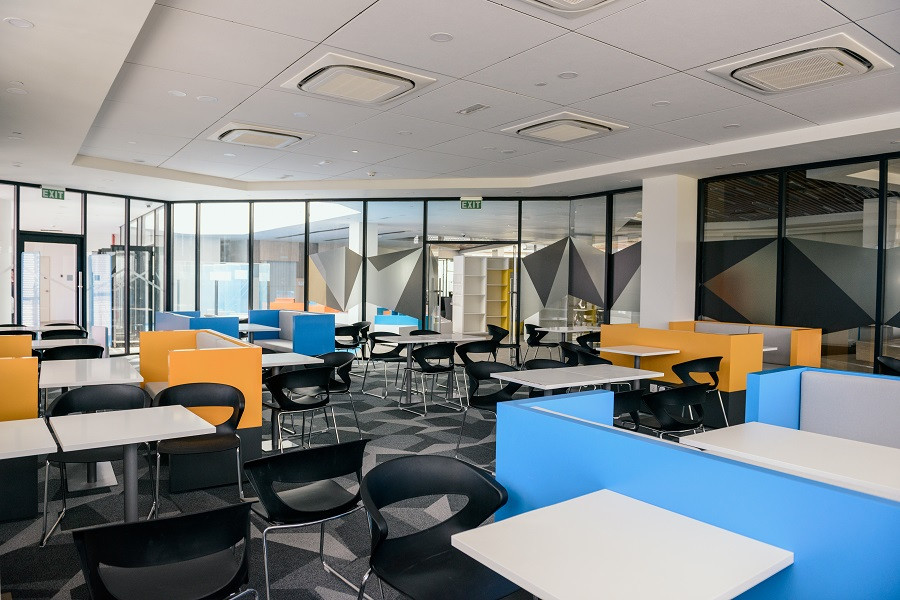 Các khu vực thảo luận nhỏ đều có công cụ phục vụ thảo luận và thuyết trình. Giảng viên dễ dàng giúp đỡ từng nhóm sinh viên trong quá trình thảo luận.