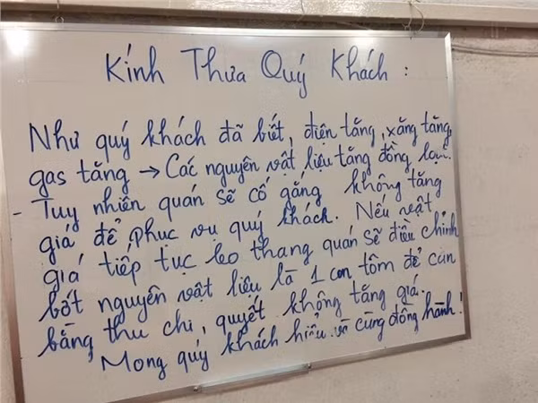 Bảng thông báo "quyết không tăng giá" của vị chủ quán đáng yêu.