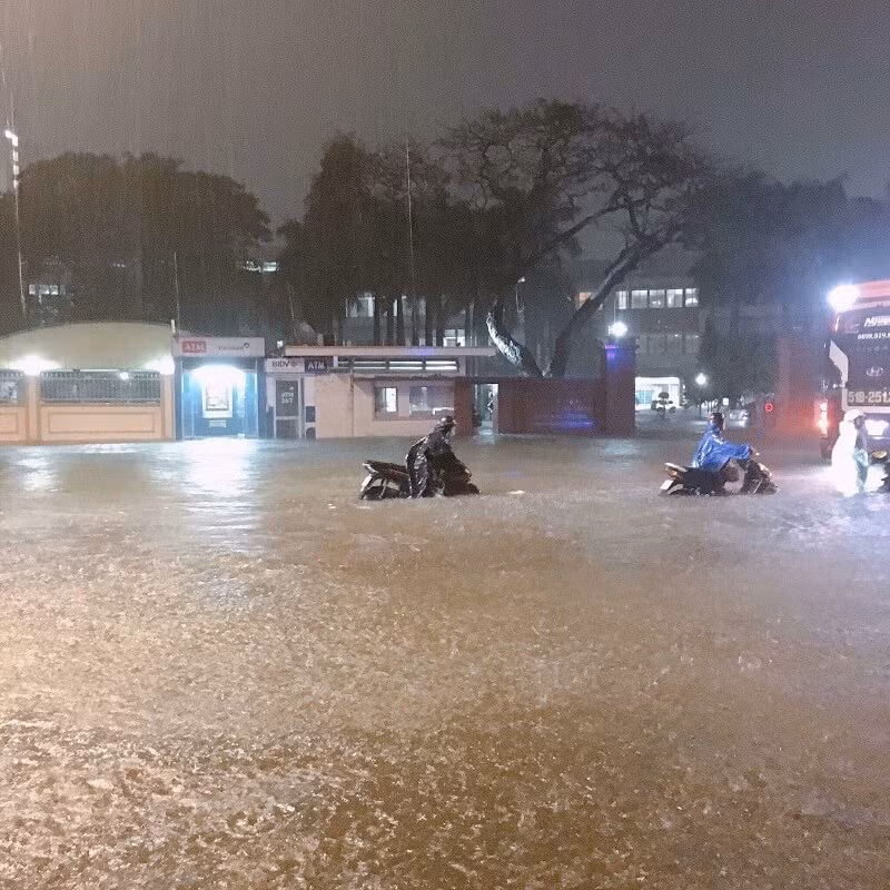 Sài Gòn mùa này phố cũng như sông. Đường 3/2 lúc này. Ảnh: Trọng Nghĩa