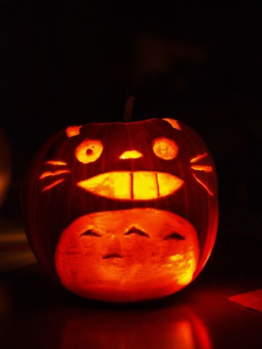 Hay đơn giản chỉ là khắc hình quả bí ngô thành Totoro.