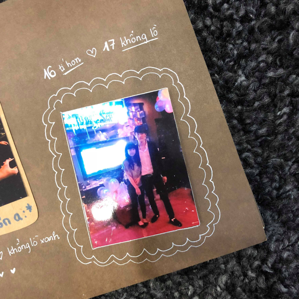 Những bức ảnh lưu giữ kỷ niệm một thời đương nhiên cũng không thể thiếu.