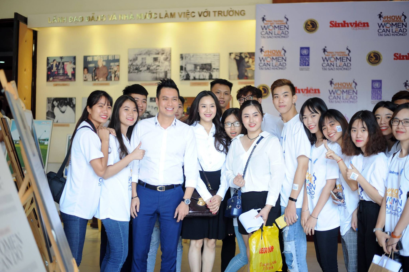 Diễn viên Việt Anh và diễn viên Hồng Diễm chụp ảnh với sinh viên hâm mộ.