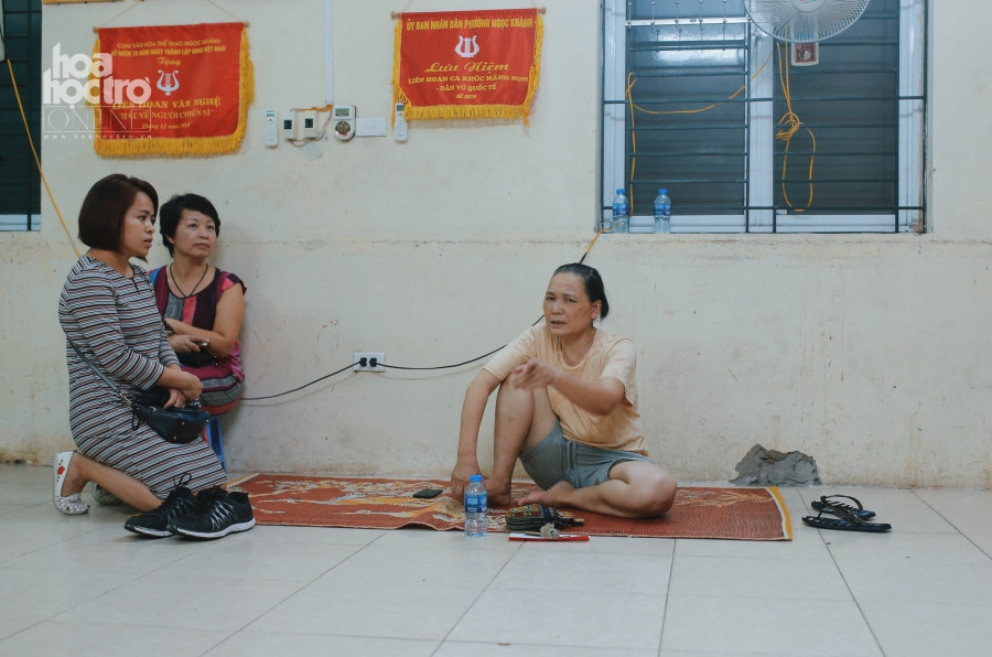 Cô Trần Kim Chi (áo vàng) - một người dân chịu thiệt hại sau trận cháy.