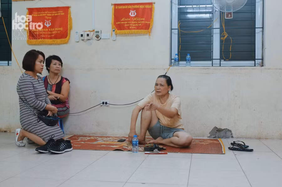 Cô Trần Kim Chi (áo vàng) - một người dân chịu thiệt hại sau trận cháy.