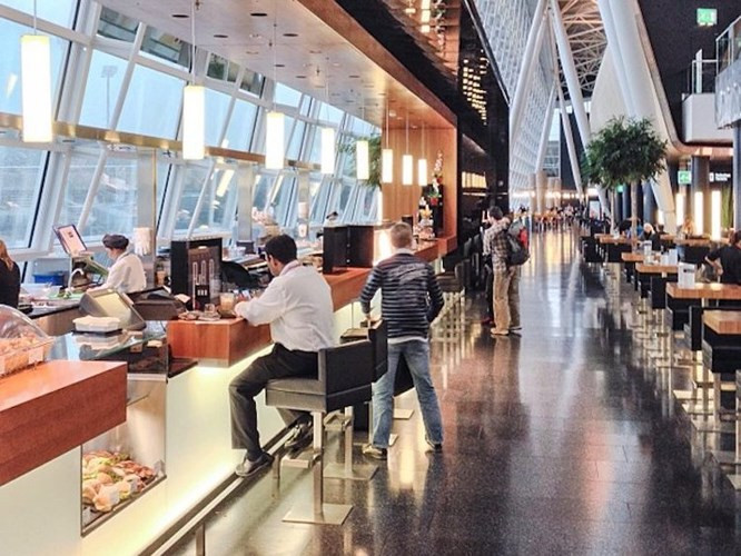 Dịch vụ tại các sân bay không ngừng được mở rộng. Hầu hết các sân bay hiện nay đều có khu ẩm thực, quầy bar, chuỗi nhà hàng hay các nhà hàng độc lập. Ảnh chụp quầy bar trong sân bay quốc tế Zurich, Thụy Sĩ năm 2013.