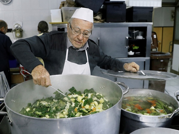 Ông Impagliazzo đang nấu súp cho người vô gia cư.