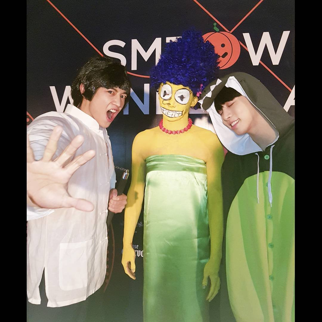 Key (SHINee) đã khiến mọi người bò lăn ra cười khi xuất hiện trong bộ dạng của quý bà Marge Simpson trong loạt phim hoạt hình The Simpsons.