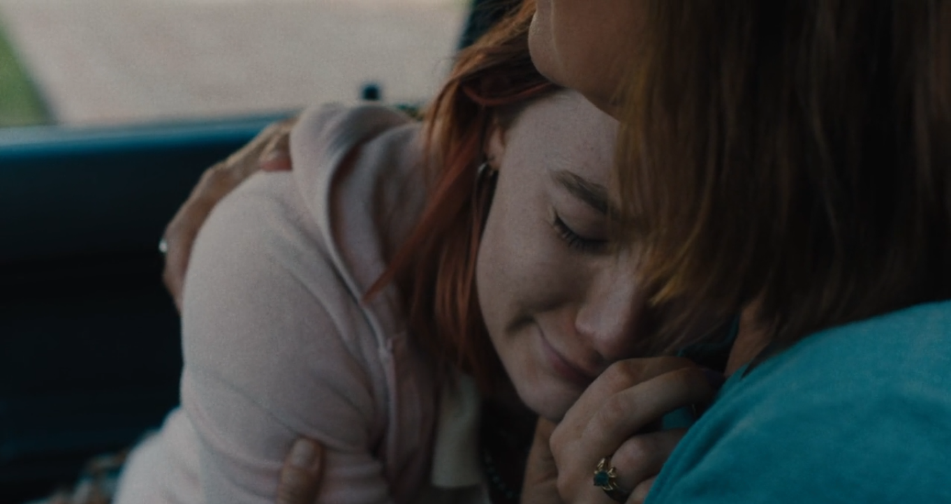 Khi Christine tan nát trái tim vì thế giới bên ngoài, vòng tay mẹ cô luôn mở rộng.