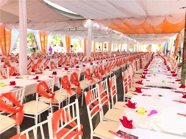 Tiệc lớn trang trí lộng lẫy như đám cưới.