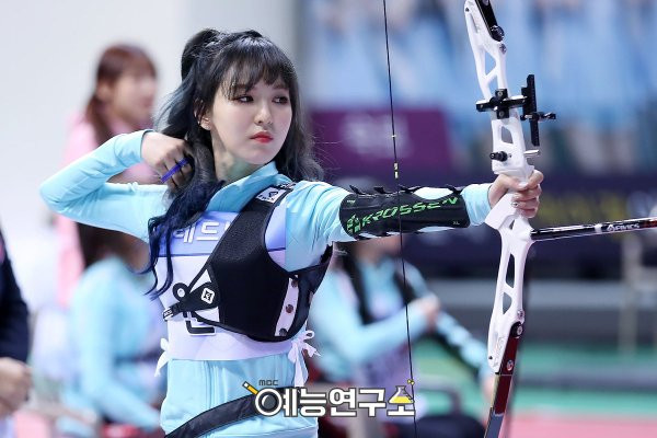 Bên cạnh Irene thì nhóm Red Velvet còn một cung thủ xinh đẹp khác là Wendy.