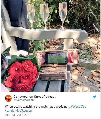 Một cô gái vô cùng sáng tạo khi đặt điện thoại trong túi xách để theo dõi trận đấu, xung quanh vẫn có những ly rượu và hoa.