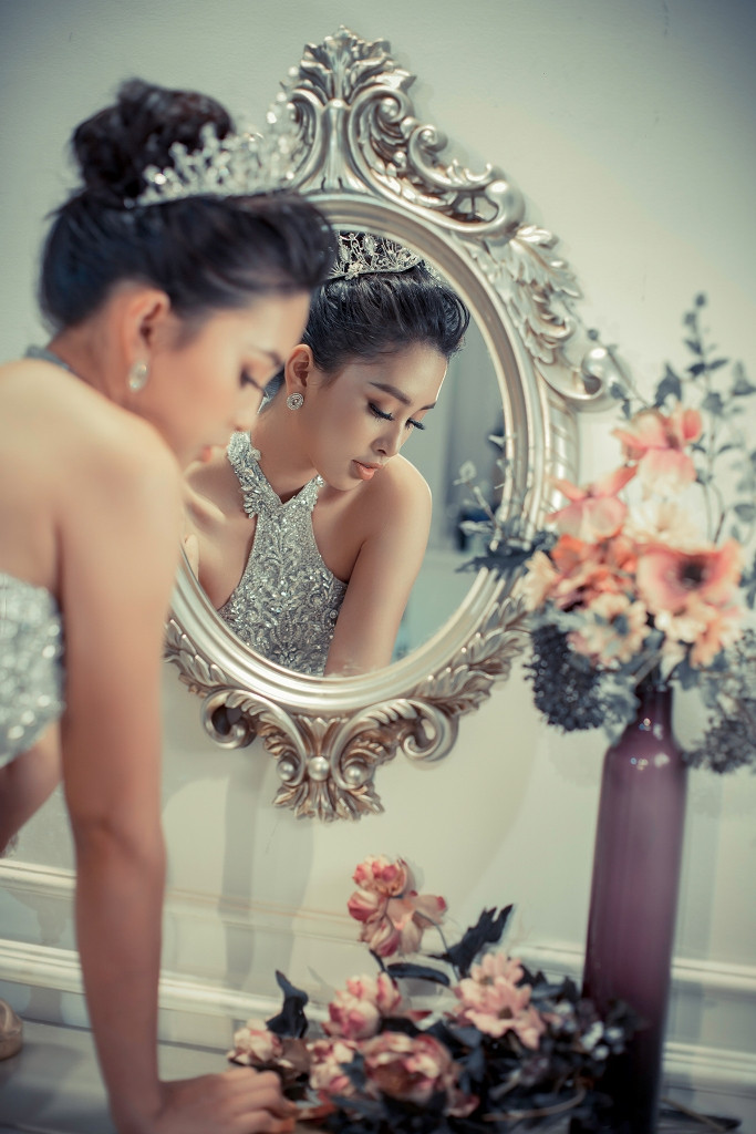 Tại show thời trang sắp diễn ra, Tiểu Vy sẽ có một tiết mục đặc biệt với chiếc gương đúng với chủ đề của chương trình.