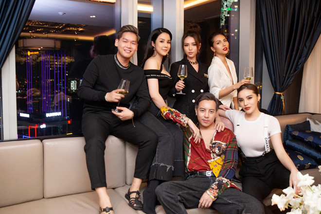 Hội "yêu nữ xài hàng hiệu" gần đây đã "kết nạp" thêm thành viên mới đó chính là siêu mẫu Minh Triệu.