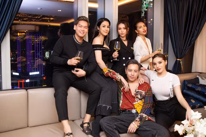 Hội "yêu nữ xài hàng hiệu" gần đây đã "kết nạp" thêm thành viên mới đó chính là siêu mẫu Minh Triệu.