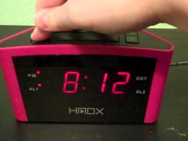 Đặt đồng hồ báo thức phát ra tiếng nhạc vui tươi sẽ khiến bạn khởi đầu một ngày mới rất sảng khoái.