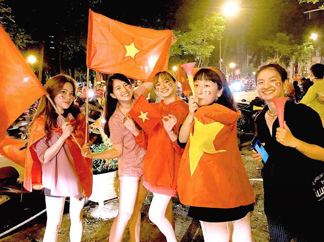 Tuy nhiên khi về lại đời thường lại luôn "lầy lội", vui vẻ đúng với tính cách của mình.