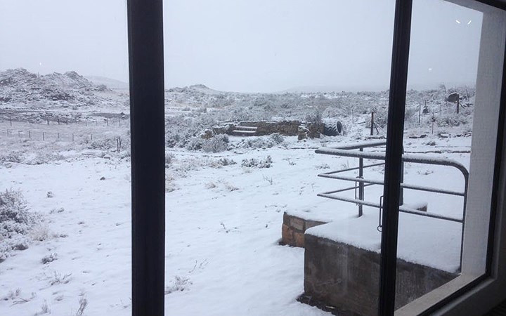 Nhiều người dân thích thú đăng tải lên mạng xã hội hình ảnh tuyết trắng phủ khắp nơi.