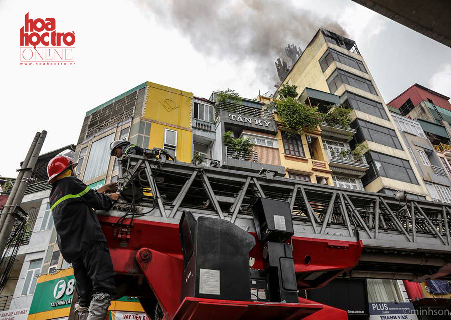 Lực lượng cứu hỏa nỗ lực kiểm soát đám cháy.