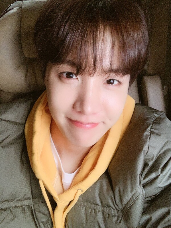 j-hope đã ra mắt solo mixtape đầu tay mang tên HOPE WORLD với những thành tích rất đáng tự hào.