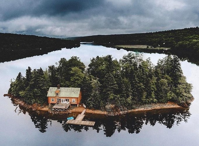 Nơi trú ẩn cho Robinson thời hiện đại: một ngôi nhà trong một khu rừng giữa một hòn đảo.