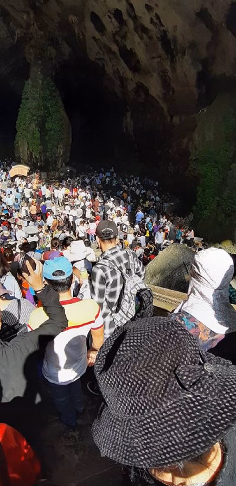 Tuy nhiên vẫn có nhiều người không ngại thời tiết nóng nực, oi bức để du xuân chùa Hương đầu năm.