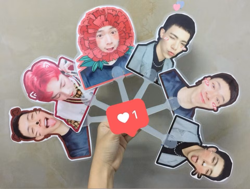 Để idol đẹp hoài thì “sự nghiệp” fanti đâu thể phát triển. Thế là mọi khoảnh khắc “mặn mà” của anh đều được “phát tán” rộng rãi bằng cách lưu thành ấn phẩm nội bộ.