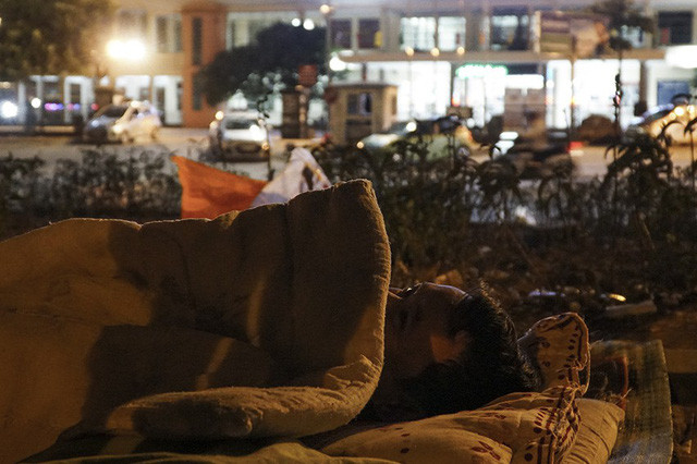 Giấc ngủ trên đường phố đêm đông của người vô gia cư.