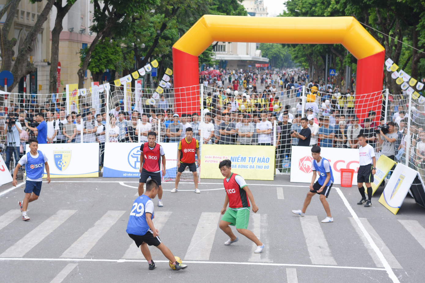 Giải đấu lần đầu tiên được tổ chức vào năm 2017 mang tên "Niềm tự hào bóng đá Thủ đô".