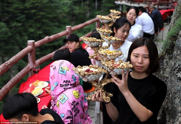 Đội ngũ phục vụ vô cùng chuyên nghiệp và nhiệt tình với hàng loạt món ăn ngon mắt mang lên liên tục.