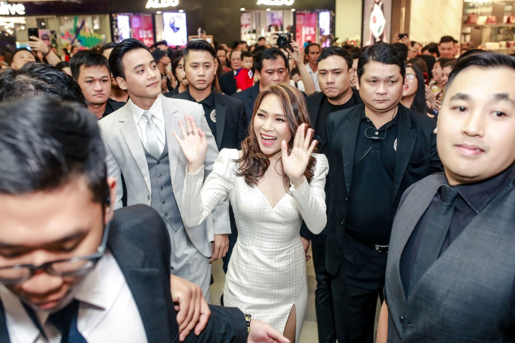 Cô bị kẹt giữa vòng vây fan hâm mộ ngay khi vừa bước chân vào.