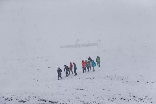 Mặc dù vậy, lượng oxy tại nơi có tuyết rơi khá thấp, địa hình phức tạp và thời tiết có thể thay đổi thất thường nên giới chức địa phương khuyến cáo rằng các du khách khi tới đây nên chú ý an toàn và đi thành từng nhóm.