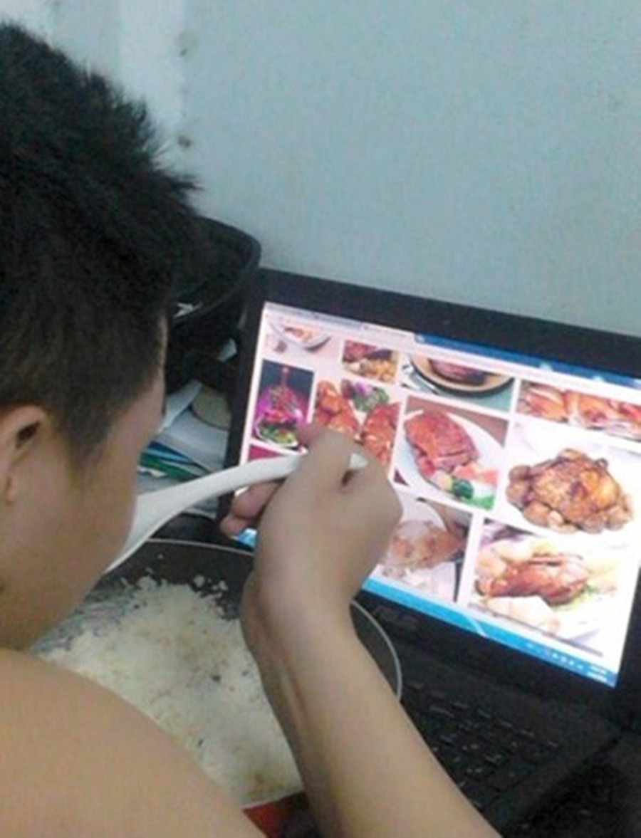 Ăn bằng mắt để chiến đấu với cơn đói.