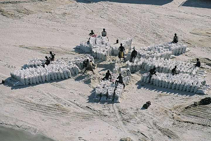 Trước kia, người dân khai thác muối thủ công nhưng do nhu cầu người mua tăng cao, con người đã dùng máy móc lớn để làm muối từ nước hồ. Sản lượng muối ở Lac Assal tăng vọt tới hàng nghìn tấn mỗi năm, xuất khẩu khắp thế giới. Ảnh Yannarthusbertrand2