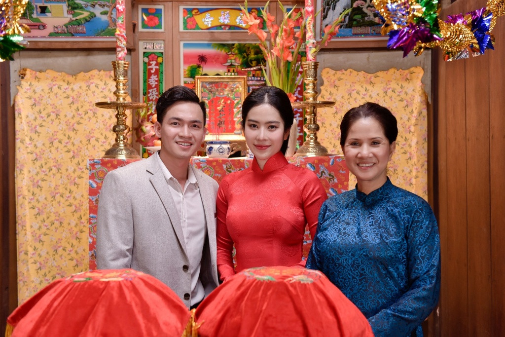 Chàng trai bên Nam Em diện Âu phục chỉn chủ. Cả hai đã cùng nhau thắp nhang trước bàn thờ gia tiên và luôn dành cho nhau những ánh nhìn trìu mến.