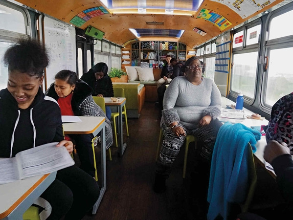 Rất nhiều người nghèo mọi lứa tuổi đã được đi học miễn phí trên xe bus.