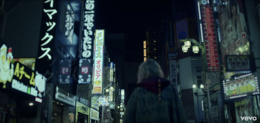 MV được quay ở những địa điểm khác nhau để tạo nên nhiều góc quay đa dạng. Và câu hỏi đặt ra là có những bí mật nào ẩn chứa trong ý đồ chọn cảnh không nhỉ?