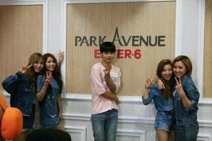 Chụp hình chung nhưng N (VIXX) cách MAMAMOO cả mét.