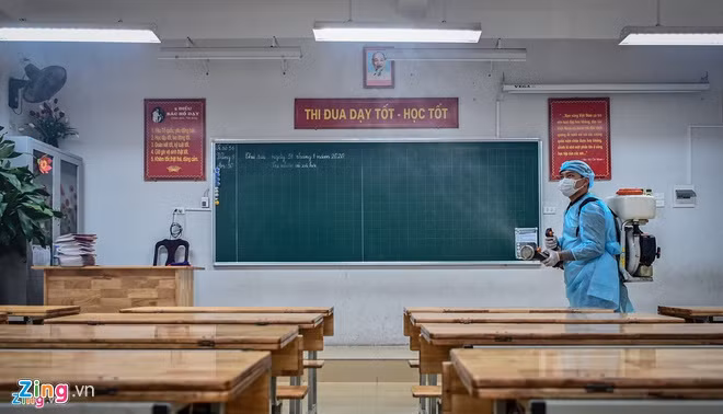 Phun hóa chất khử trùng tại trường THCS Mậu Lương (quận Hà Đông, Hà Nội) tối ngày 31/1. Ảnh: Việt Linh.