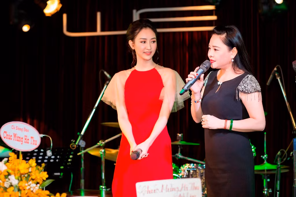 Hà Thu và nữ ca sĩ Đông Đào