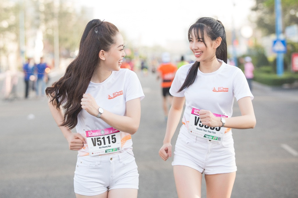 Dàn người đẹp háo hức khi được cùng nhau tham gia vào hoạt động thể thao ý nghĩa như giả Tiền Phong Marathon.